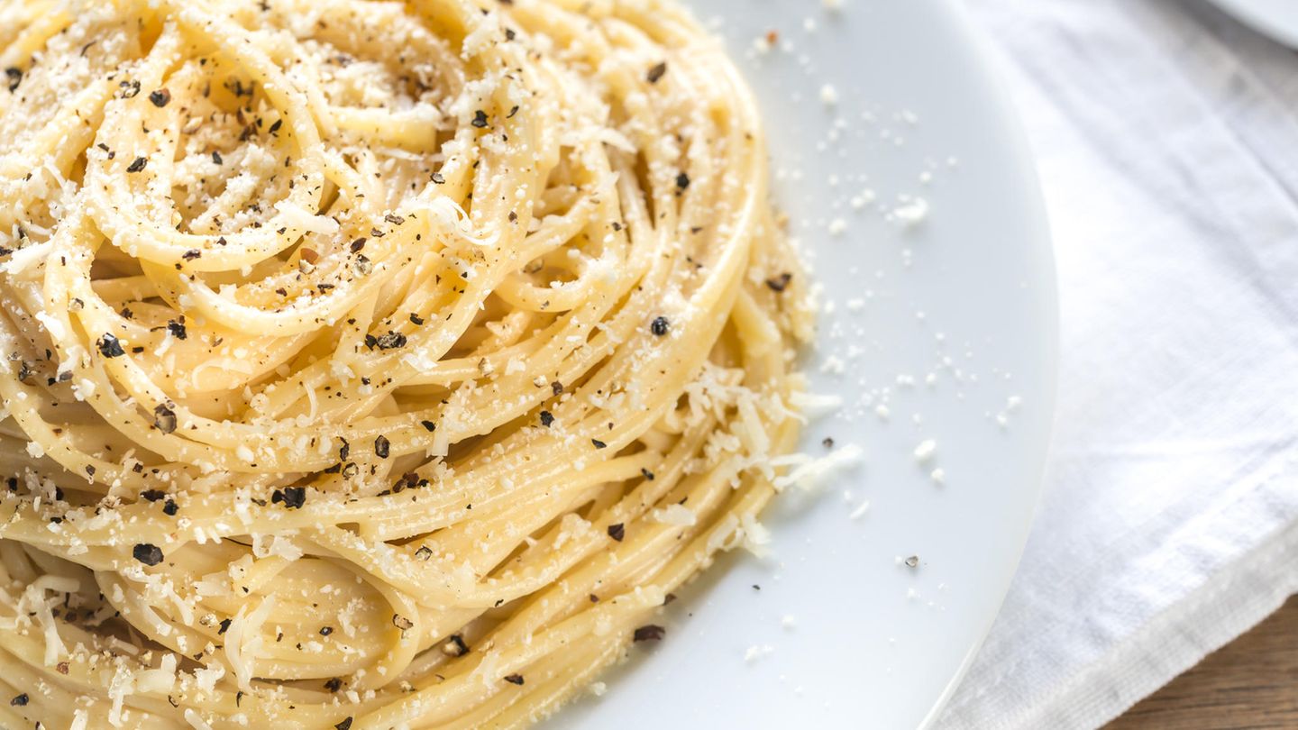 Selber kochen: Cacio e pepe Diese Pasta ist zwar simpel, aber sie gelingt nur, wenn die Zutaten von höchster Qualität sind. Was Sie dafür brauchen? Einen guten reifen Pecorino – und schwarzen Pfeffer. Hier geht's zum Rezept! Cacio e pepe Diese Pasta ist zwar simpel, aber sie gelingt nur, wenn die Zutaten von höchster Qualität sind. Was Sie dafür brauchen? Einen guten reifen Pecorino – und schwarzen Pfeffer. Hier geht's zum Rezept!