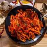 Penne all'arrabbiata  Sie ist leidenschaftlich bis zornig - je nachdem wie viel Peperoncini Sie in die Sauce geben. Die Pasta all'arrabbiata gehört zu den Klassikern der italienischen Küche. Hier geht's zum Rezept!