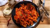 Penne all'arrabbiata  Sie ist leidenschaftlich bis zornig - je nachdem wie viel Peperoncini Sie in die Sauce geben. Die Pasta all'arrabbiata gehört zu den Klassikern der italienischen Küche. Hier geht's zum Rezept!