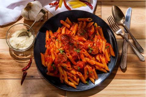 Penne all'arrabbiata  Sie ist leidenschaftlich bis zornig - je nachdem wie viel Peperoncini Sie in die Sauce geben. Die Pasta all'arrabbiata gehört zu den Klassikern der italienischen Küche. Hier geht's zum Rezept!