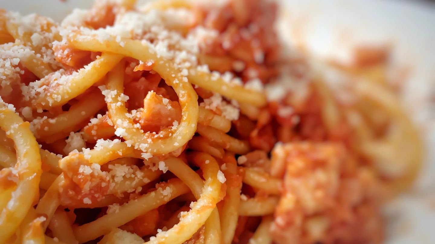 Selber kochen: Bucatini all'amatriciana Dieses traditionelle Gericht der römischen Küche kommt mit Tomaten und Guanciale, das ist Speck aus der Schweinebacke, daher, und ist im Handumdrehen gekocht. Schmeckt auch den Kleinen, wer's pikant mag, gibt Peperoncino dazu. Hier geht es zum Rezept! Bucatini all'amatriciana Dieses traditionelle Gericht der römischen Küche kommt mit Tomaten und Guanciale, das ist Speck aus der Schweinebacke, daher, und ist im Handumdrehen gekocht. Schmeckt auch den Kleinen, wer's pikant mag, gibt Peperoncino dazu. Hier geht es zum Rezept!