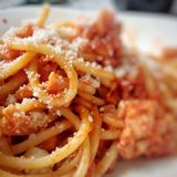 Bucatini all'amatriciana  Dieses traditionelle Gericht der römischen Küche kommt mit Tomaten und Guanciale, das ist Speck aus der Schweinebacke, daher, und ist im Handumdrehen gekocht. Schmeckt auch den Kleinen, wer's pikant mag, gibt Peperoncino dazu. Hier geht es zum Rezept!