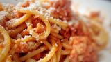 Bucatini all'amatriciana  Dieses traditionelle Gericht der römischen Küche kommt mit Tomaten und Guanciale, das ist Speck aus der Schweinebacke, daher, und ist im Handumdrehen gekocht. Schmeckt auch den Kleinen, wer's pikant mag, gibt Peperoncino dazu. Hier geht es zum Rezept!
