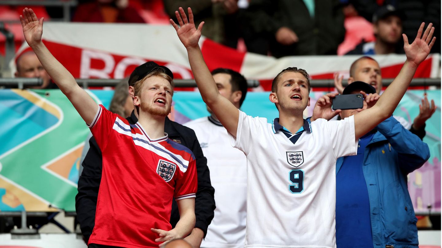 Englische Fans singen auf der Tribüne im Wembley-Stadion