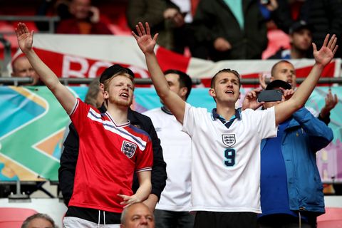 Englische Fans singen auf der Tribüne im Wembley-Stadion