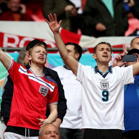 Englische Fans singen auf der Tribüne im Wembley-Stadion