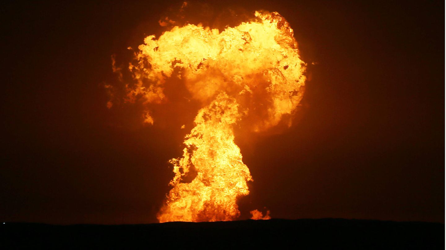 Bilder zeigen die riesige Explosion vor der Küste Aserbaidschans