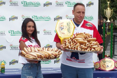 Michele Lesco und  Joey Chestnut gewannen das diesjährige Hotdog-Wettessen