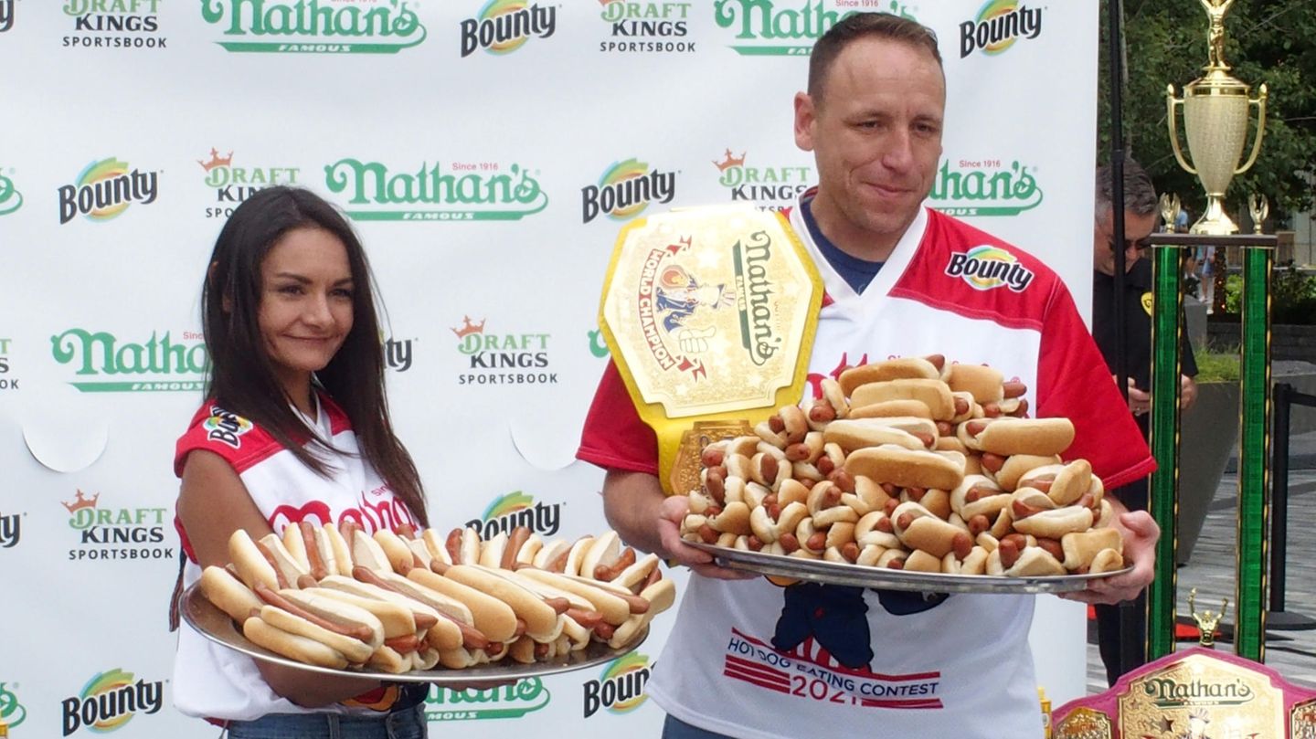 Michele Lesco und  Joey Chestnut gewannen das diesjährige Hotdog-Wettessen