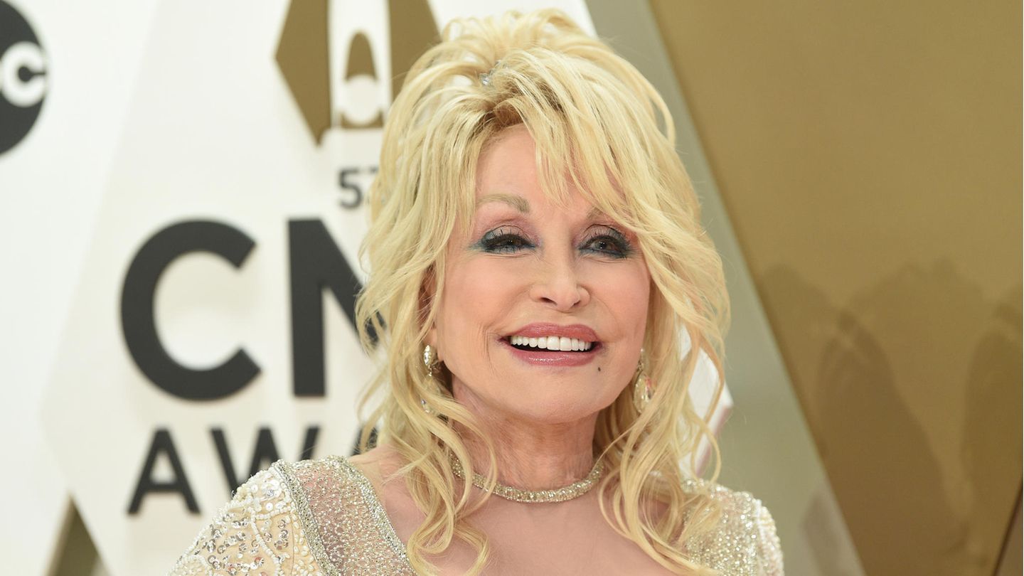 Dolly Parton Feiert Mit Besonderem Outfit Den Independence Day Stern De