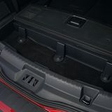 Das kleine Fach unter dem Ladeboden ist vom allem im Sommer nützlich