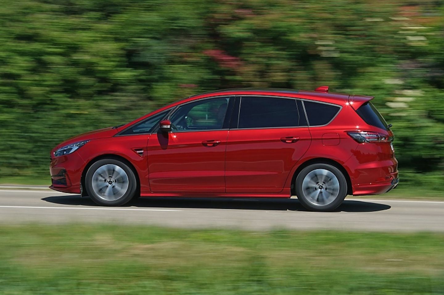 Der Ford S-Max FHEV ist 4,80 Meter lang