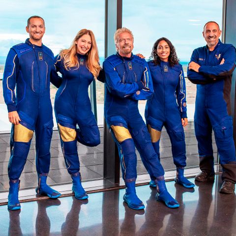 Richard Branson mit der Crew der Virgin Galactic