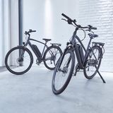 Bei Räder fahren auf  28-Zoll-Felgen, vorne sind sie gefedert.