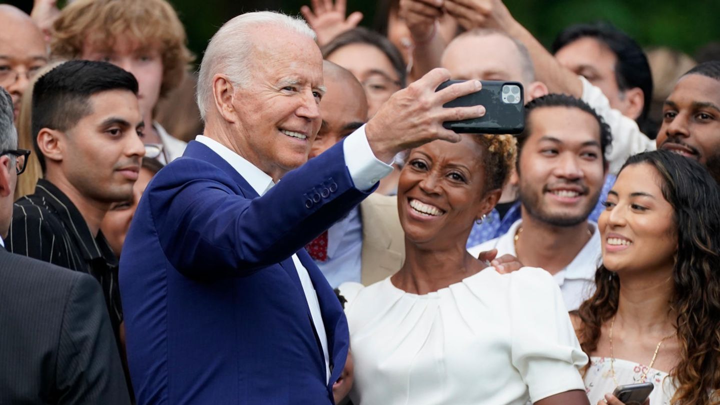 Despite the setback: Joe Biden is celebrating his fight against the corona pandemic