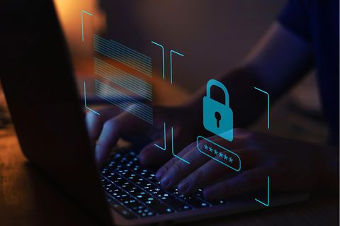 Über eine Lücke beim amerikanischen IT-Dienstleister Kaseya haben Hacker die Computer zahlreicher Unternehmen verschlüsselt.