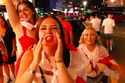 Feierwütige Britinnen singen mitten auf der Partymeile von Magaluf auf Mallorca.