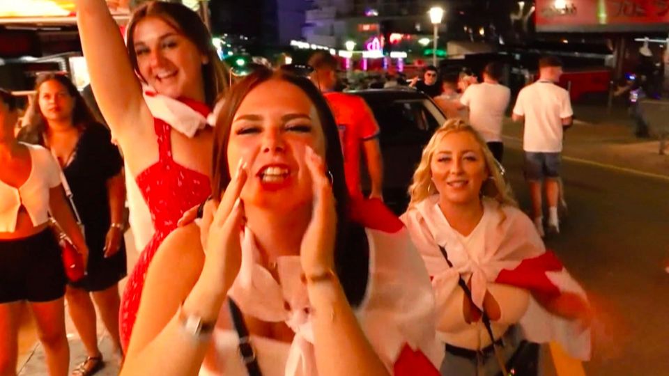 Feierwütige Britinnen singen mitten auf der Partymeile von Magaluf auf Mallorca.
