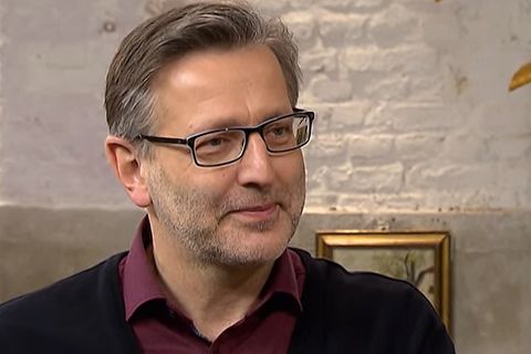 Detlev Kümmel steht im Studio von Bares für Rares in Pulheim am Expertentisch