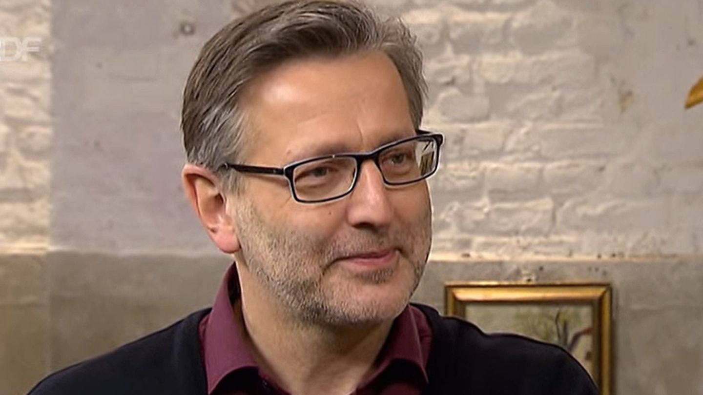 Detlev Kümmel steht im Studio von Bares für Rares in Pulheim am Expertentisch