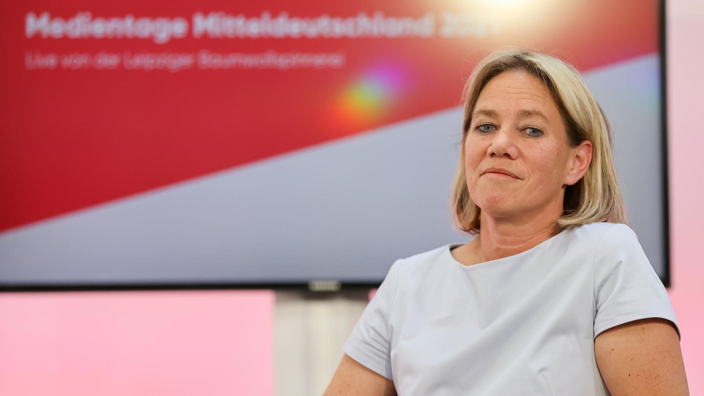 Christine Strobl, ARD Programmdirektorin, sitzt auf einem Podium auf den Medientagen Mitteldeutschland