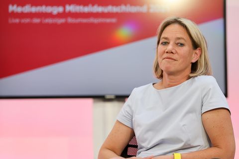 Christine Strobl, ARD Programmdirektorin, sitzt auf einem Podium auf den Medientagen Mitteldeutschland