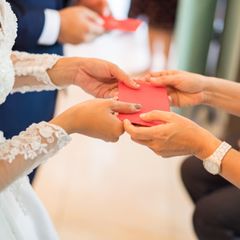 Zur Hochzeit bekommt das Brautpaar Geschenke