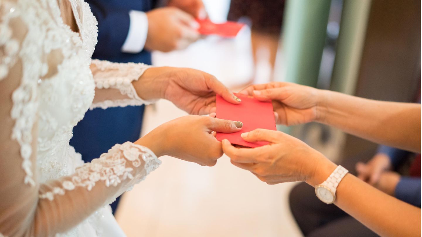 Zur Hochzeit bekommt das Brautpaar Geschenke