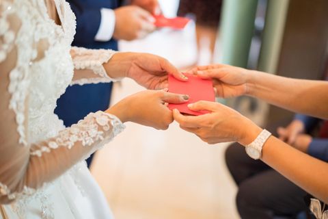 Zur Hochzeit bekommt das Brautpaar Geschenke
