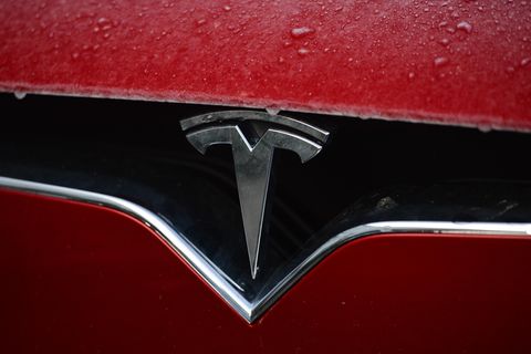 Tesla Logo auf einer Motorhaube