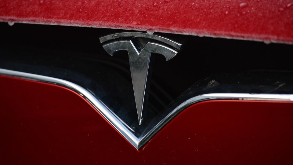 Tesla Logo auf einer Motorhaube