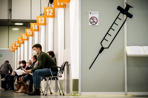 Berlin: Menschen warten im Corona-Impfzentrum auf dem Messegelände auf ihre Impfung
