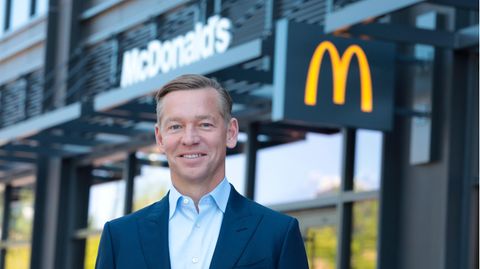 McDonald's CEO Chris Kempczinski steht vor dem McDonald's-Hauptquartier in Chicago