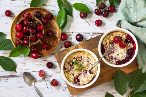 Kirsch-Saison: Rezept für einen Kirsch Crumble mit Haferflocken