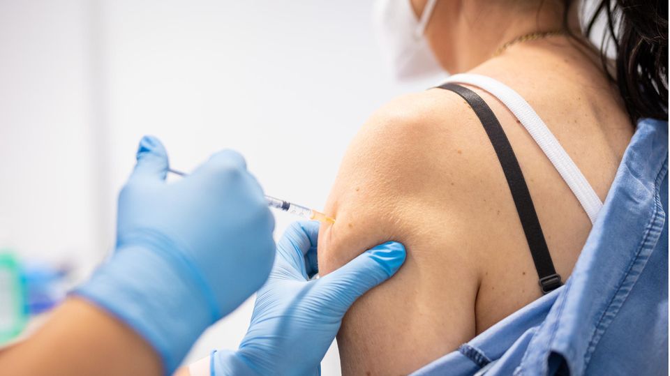 Eine Frau bekommt ihre erste Corona-Schutzimpfung mit dem Impfstoff von Biontech/Pfizer verabreicht