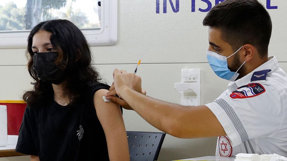 Eine Israelin erhält eine Dosis des Pfizer/BioNTech Covid-19-Impfstoffs 