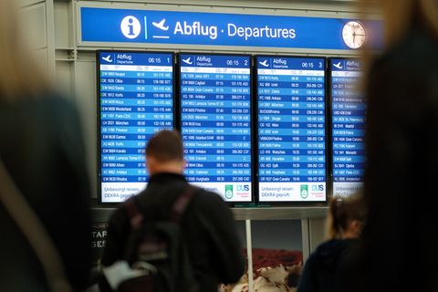 Eine Tafel in der Abflughalle im Flughafen Düsseldorf zeigt eine große Zahl von Flügen