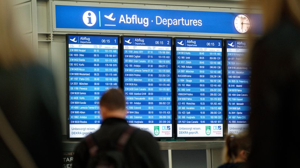 Eine Tafel in der Abflughalle im Flughafen Düsseldorf zeigt eine große Zahl von Flügen