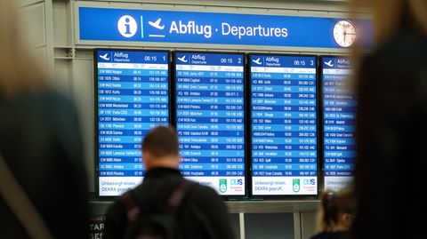Eine Tafel in der Abflughalle im Flughafen Düsseldorf zeigt eine große Zahl von Flügen