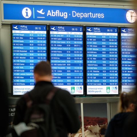 Eine Tafel in der Abflughalle im Flughafen Düsseldorf zeigt eine große Zahl von Flügen