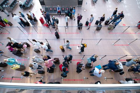 Hamburg: Fluggäste warten in einer langen Schlange vor dem Check-In im Terminal 1