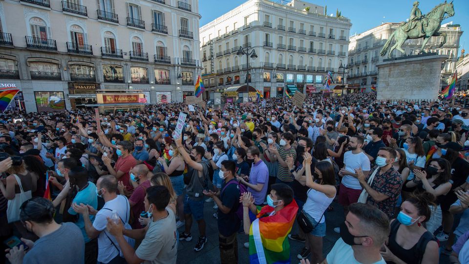Zahlreiche Menschen nahmen an einer Kundgebung zur Verurteilung der Tötung eines 24-Jährigen in La Coruna teil.