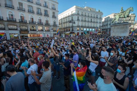 Zahlreiche Menschen nahmen an einer Kundgebung zur Verurteilung der Tötung eines 24-Jährigen in La Coruna teil.