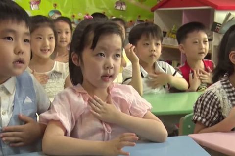 Neues Pflichtschulsystem: Szenen aus Kita: Wie Kinder in Nordkorea angeblich Fremdsprachen lernen