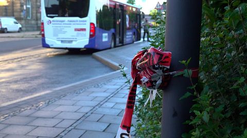 Bayern, Hof: Zusammengeknotetes Absperrband der Polizei hängt an einem Pfahl an einer Bushaltestelle in Hof
