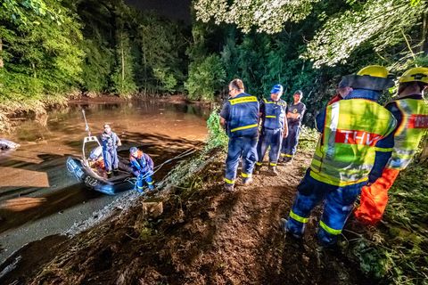 Rettungskräfte sichern einen Teich bei Fröndenberg dessen Deich durch sintflutartige Regenfällen aufgeweicht wurde