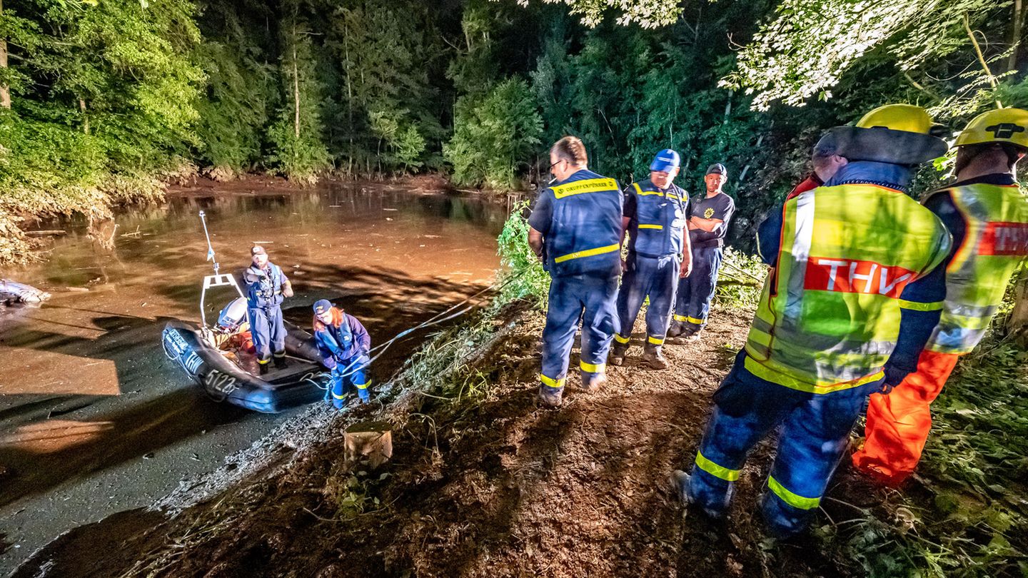 Rettungskräfte sichern einen Teich bei Fröndenberg dessen Deich durch sintflutartige Regenfällen aufgeweicht wurde