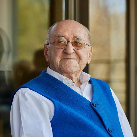 Biolek kurz vor seinem 87. Geburtstag auf seinem Balkon, von wo er auf den Kölner Fernsehturm sieht