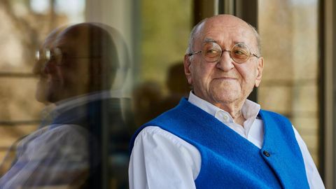 Biolek kurz vor seinem 87. Geburtstag auf seinem Balkon, von wo er auf den Kölner Fernsehturm sieht
