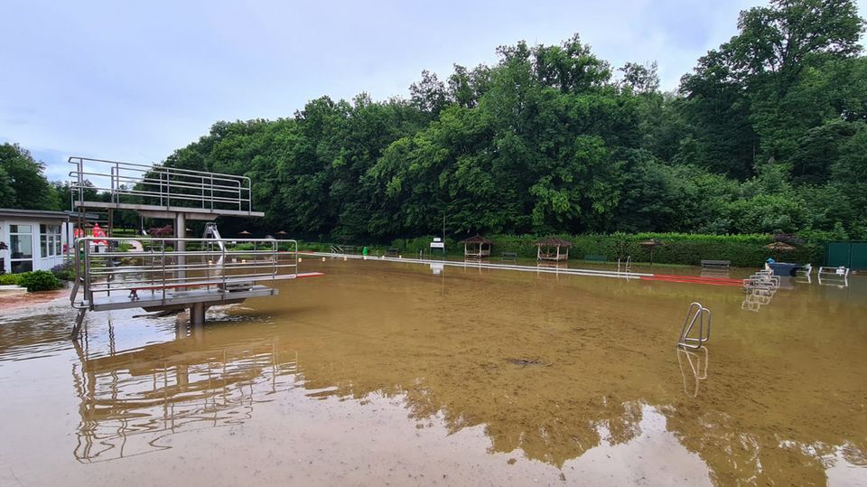 Fröndenberg Schwimmbad Verschlammt ist das Wasser im Schwimmbad im Löhnbachtal nach einem schweren Gewitter.